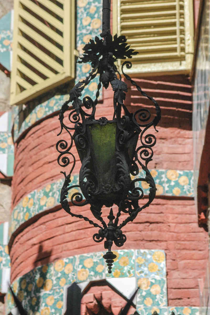 18 - Barcelona - Gaudí - Casa Vicens - farolillo.jpg